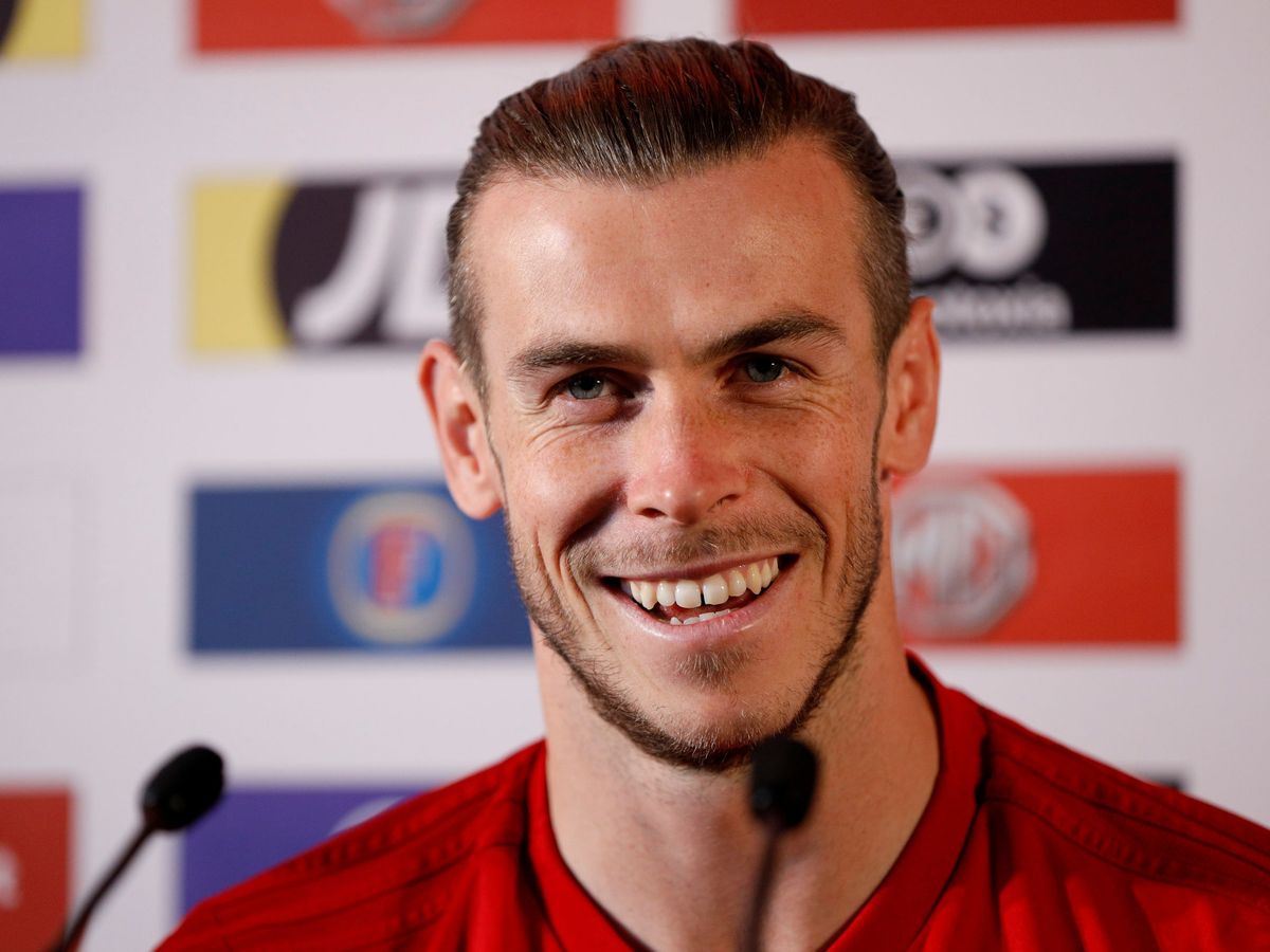 Foto: Gareth Bale, sonriente, durante una rueda de prensa con la selección galesa. (Efe)
