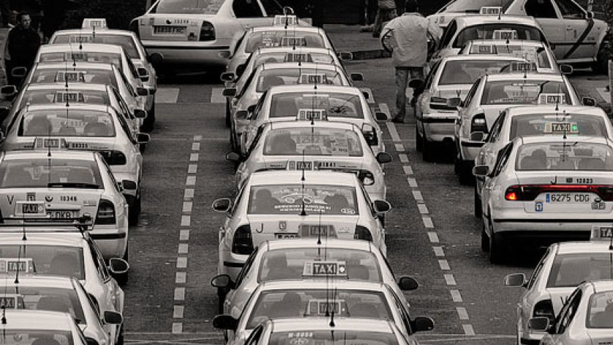 Sobran más de la mitad de los taxis de Madrid