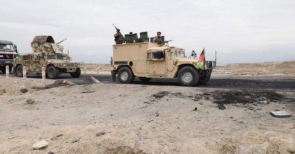 Foto: Soldados afganos patrullan un área céntrica en Kabul. (EFE)
