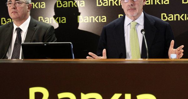 Foto: Rodrigo Rato, a la derecha, junto a Francisco Verdú en un acto de Bankia. (EFE)