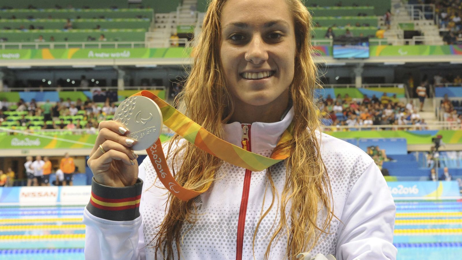 Foto: Sarai Gascón con una de sus medallas en Río (Javier Regueros/EFE)