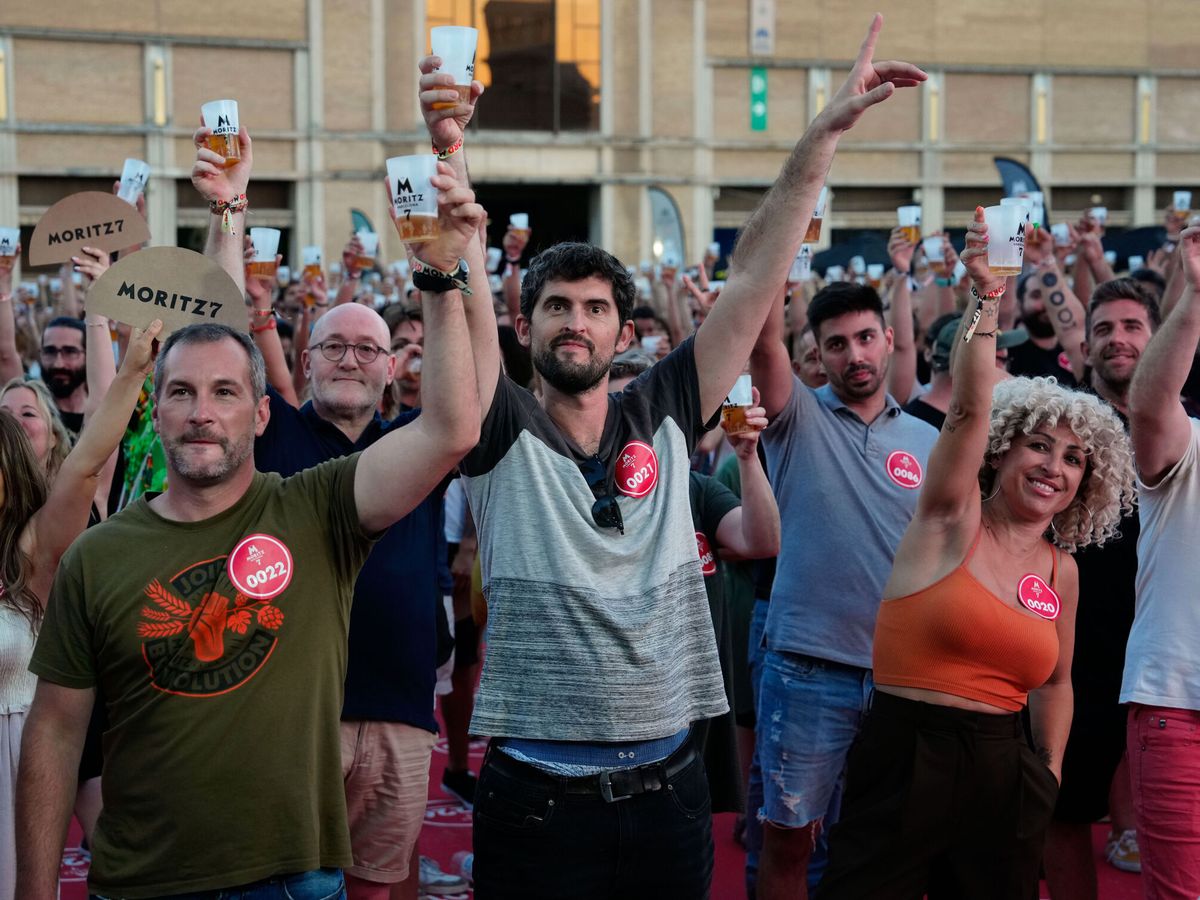 Foto: Intento de batir el récord Guinness mundial de más personas bebiendo cerveza al mismo tiempo. (EFE/Enric Fontcuberta) 