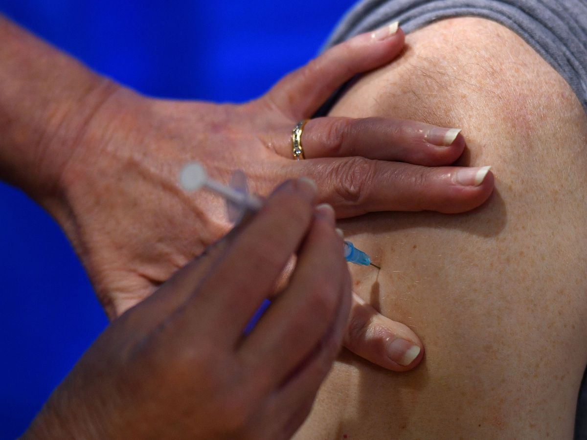 Foto: Una enfermera administra la vacuna de Pfizer. (Reuters) 
