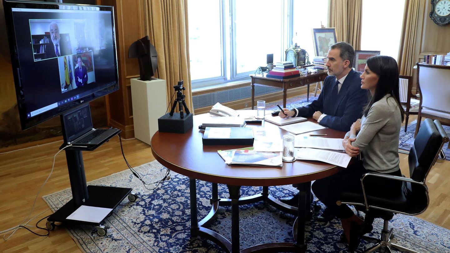 El rey Felipe VI y la reina Letizia durante una videoconferencia con los miembros de la Confederación Española de Comercio. (EFE)