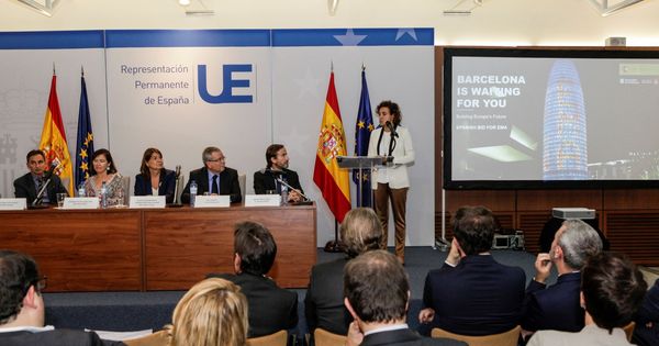 Foto: La ministra de Sanidad, Dolors Montserrat(c), durante la presentación oficial de la candidatura de Barcelona para albergar la sede de la Agencia Europea del Medicamento. (EFE)