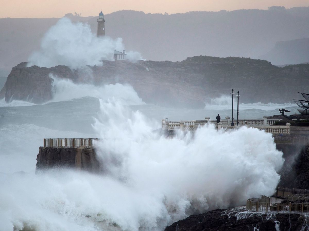 Foto: Cantabria, con alerta naranja, será una de las zonas más afectadas por los fenómenos costeros. (EFE)