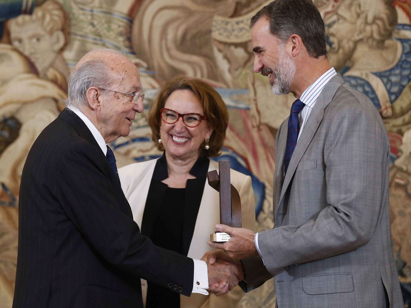 Plácido Arango, con el rey Felipe, recogiendo el premio Enrique V. (EFE)