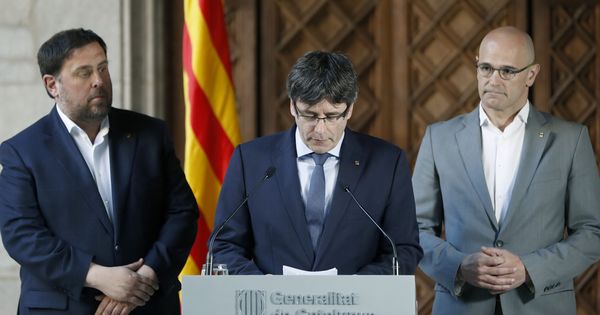 Foto: El presidente de la Generalitat, Carles Puigdemont (c), acompañado por el vicepresidente del Govern, Oriol Junqueras (i), y el 'conseller' de Exteriores, Raül Romeva. (EFE)