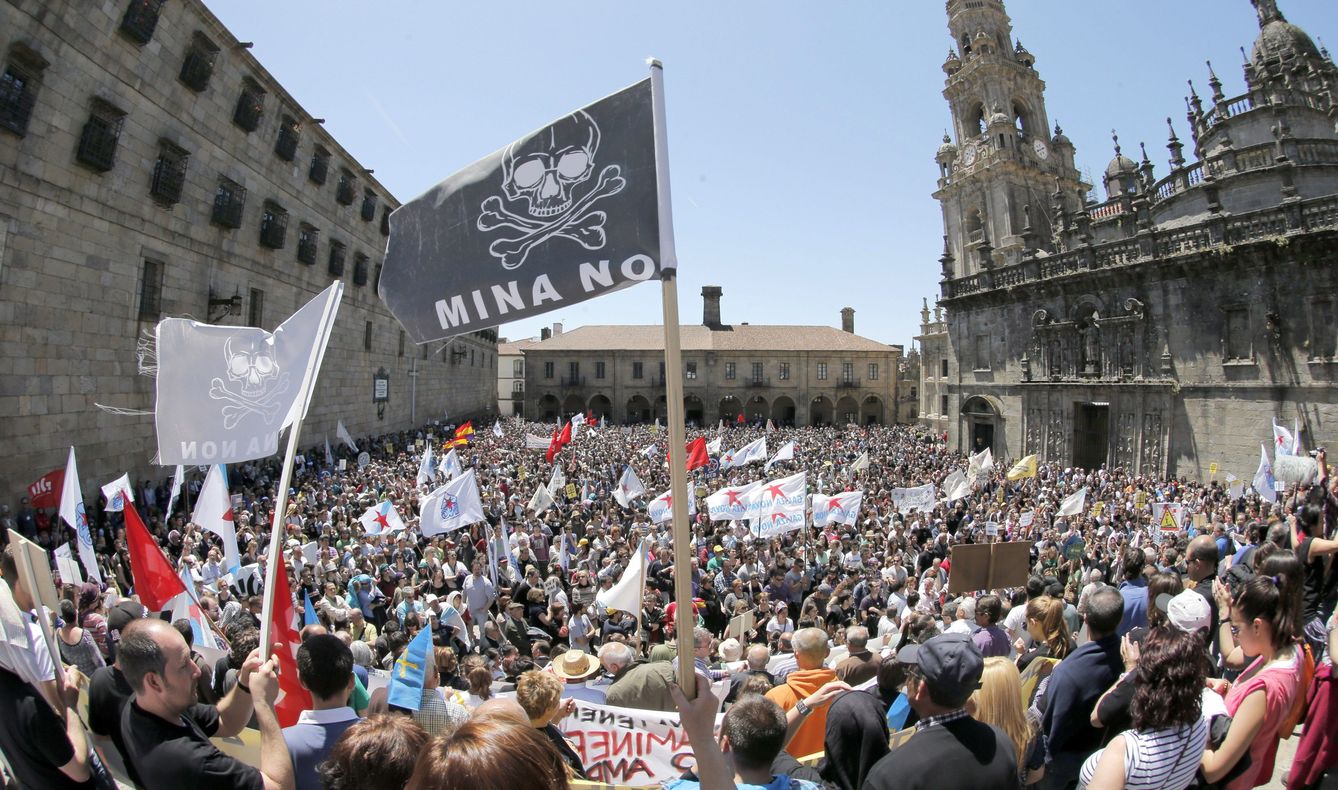 Manifestación en Santiago contra los megaproyectos mineros existentes en Galicia en 2013. (EFE)