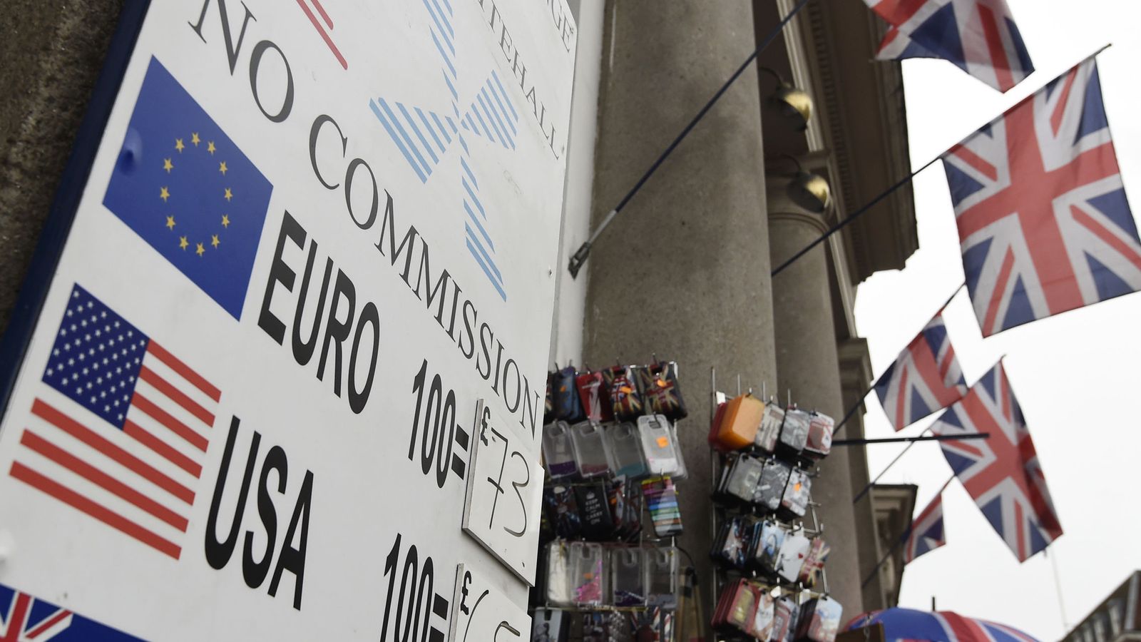 Foto: Un cartel con cotizaciones de euro y dólar en el centro de Londres, el 22 de febrero de 2016 (Reuters).