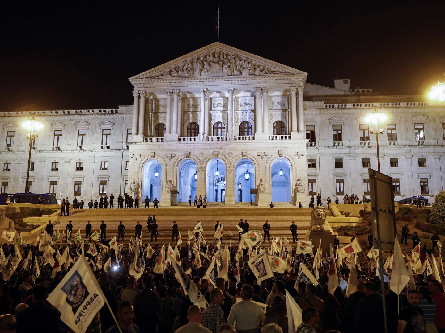 La policía protege la Asamblea de la República portuguesa en Lisboa. (EFE)