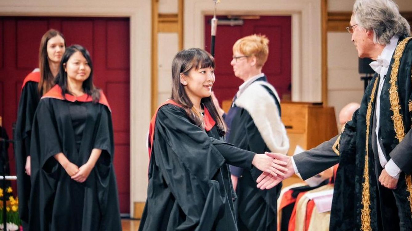 Foto: La princesa Mako en su graduación (Universidad de Leicester)
