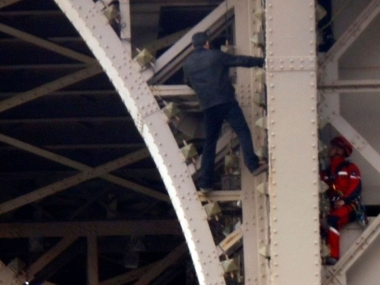 Un hombre escala la Torre Eiffel. (Reuters)
