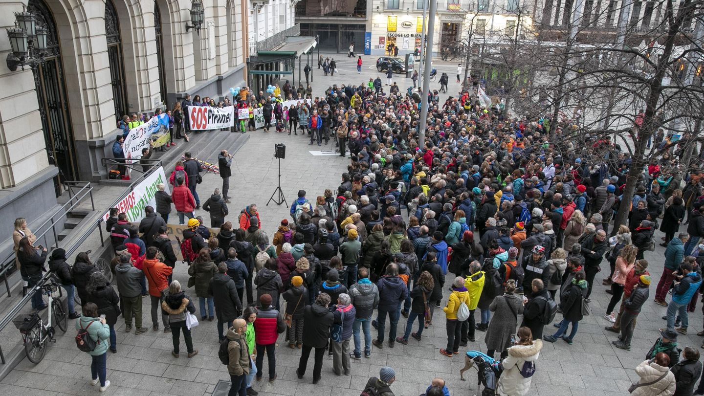 Decenas de personas protestan en Zaragoza contra el proyecto de unión de las estaciones de esquí de Astún y Formigal. (EFE/Javier Cebollada)