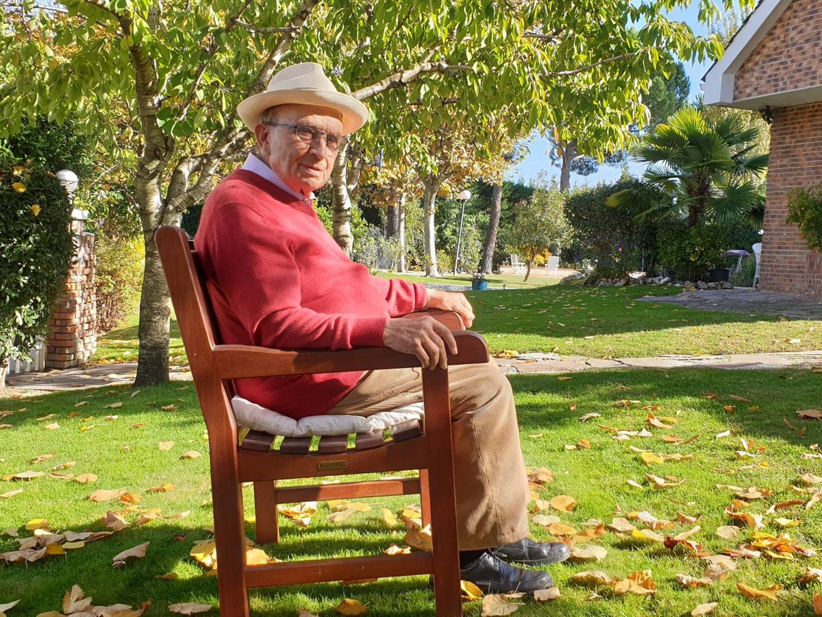 Foto: El virólogo Rafael Nájera, en su jardín. (Á. G.)