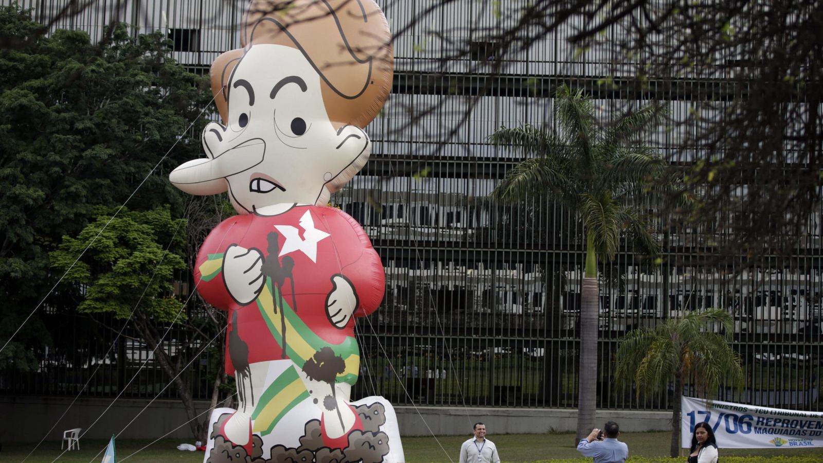 Foto: Manifestantes colocan un muñeco gigante que representa a Dilma Rousseff mientras protestan contra el Gobierno de la mandataria (EFE)