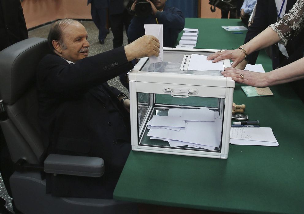 Foto: El presidente argelino y candidato a la reelección, Abdelaziz Bouteflika (c), vota en silla de ruedas en el colegio electoral Sheij Bachir (Efe)