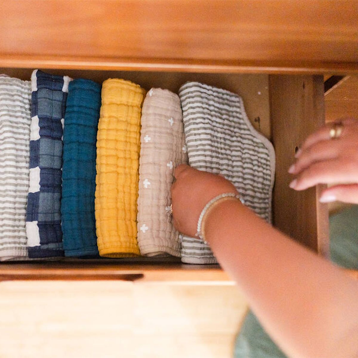 Olor a humedad en el armario. ¿Cómo eliminarlo con remedios caseros?