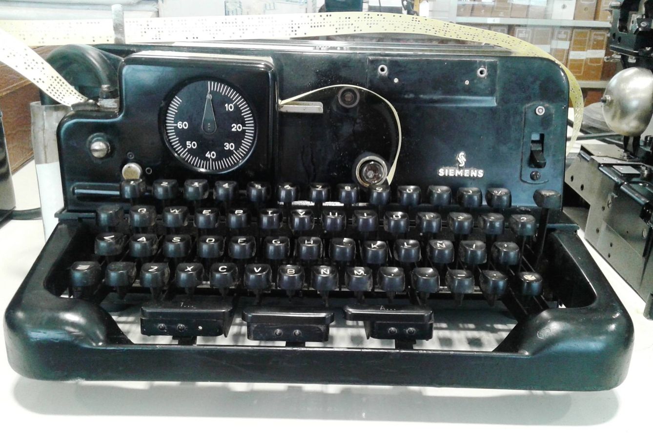 Perforadora Siemens de 1950. Los mensajes se agujereaban en la cinta que salía detrás del teclado. (Imagen: cedida por Victoria Crespo)