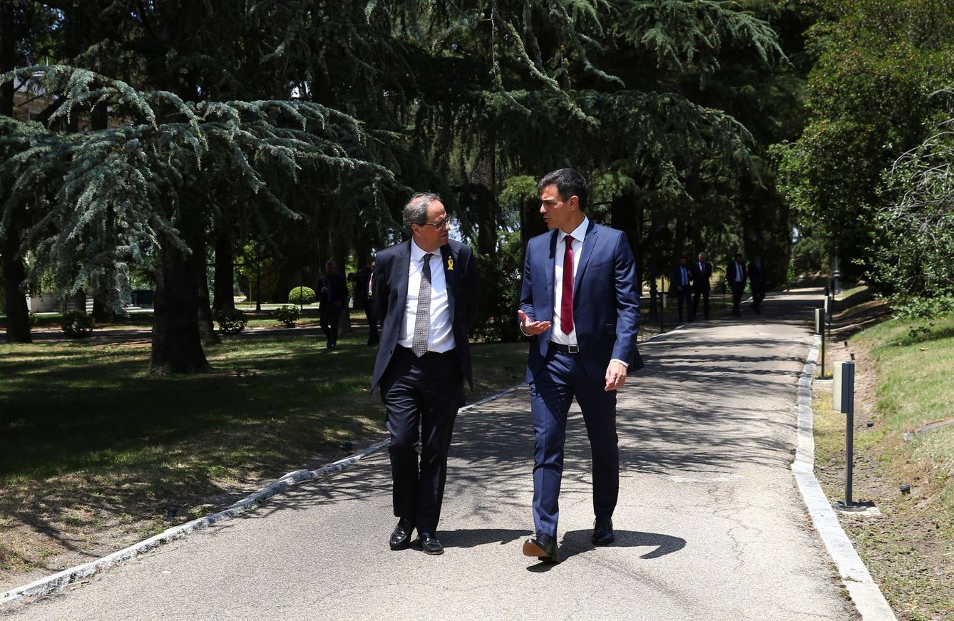 Pedro Sánchez y Quim Torra charlan en los jardines de La Moncloa. (EFE)