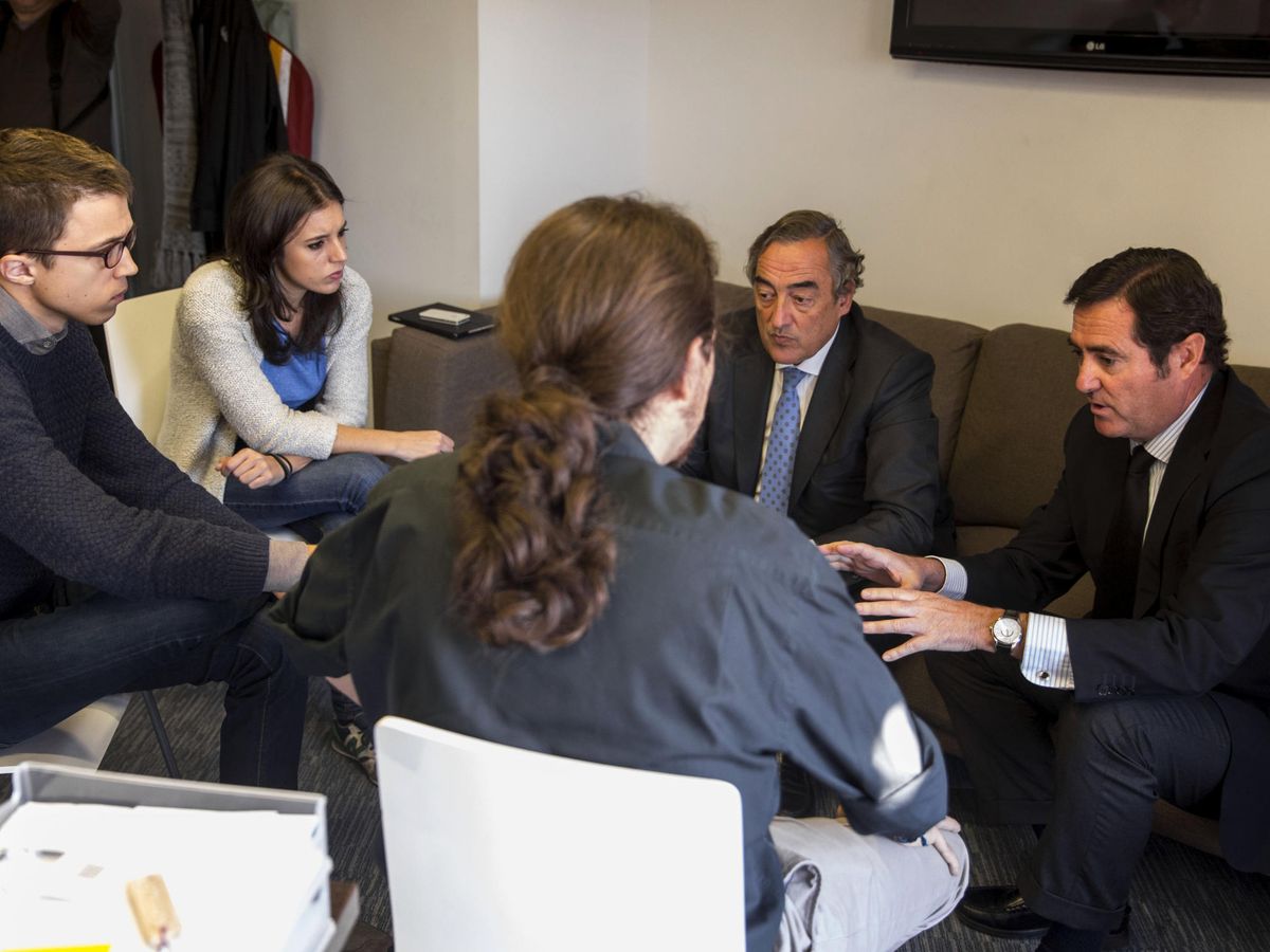 Foto: Reunión en 2015 en la sede de Podemos entre Pablo Iglesias, Íñigo Errejón e Irene Montero con Juan Rosell (c), cuando todavía presidía la CEOE, y Garamendi, al frente de Cepyme. (EFE)