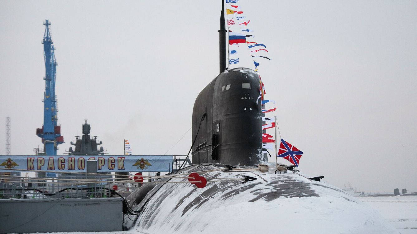 Foto: Vladimir Putin visita el nuevo submarino de ataque nuclear Krasnoyarsk. (EFE/Sputnik/Kirill Iodas)