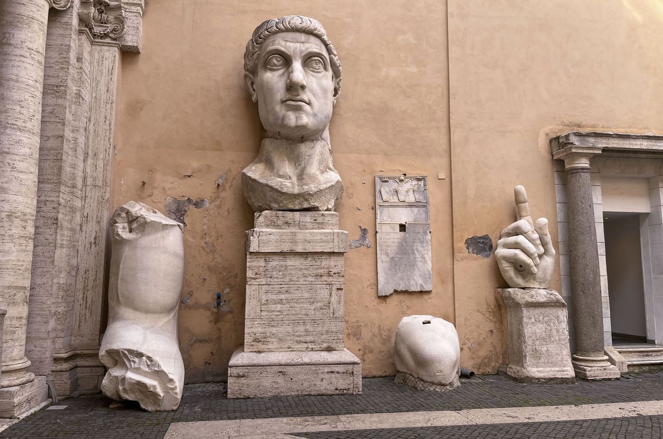 Los fragmentos originales que quedan del Coloso de Constantino. EFE / Miguel Salvatierra