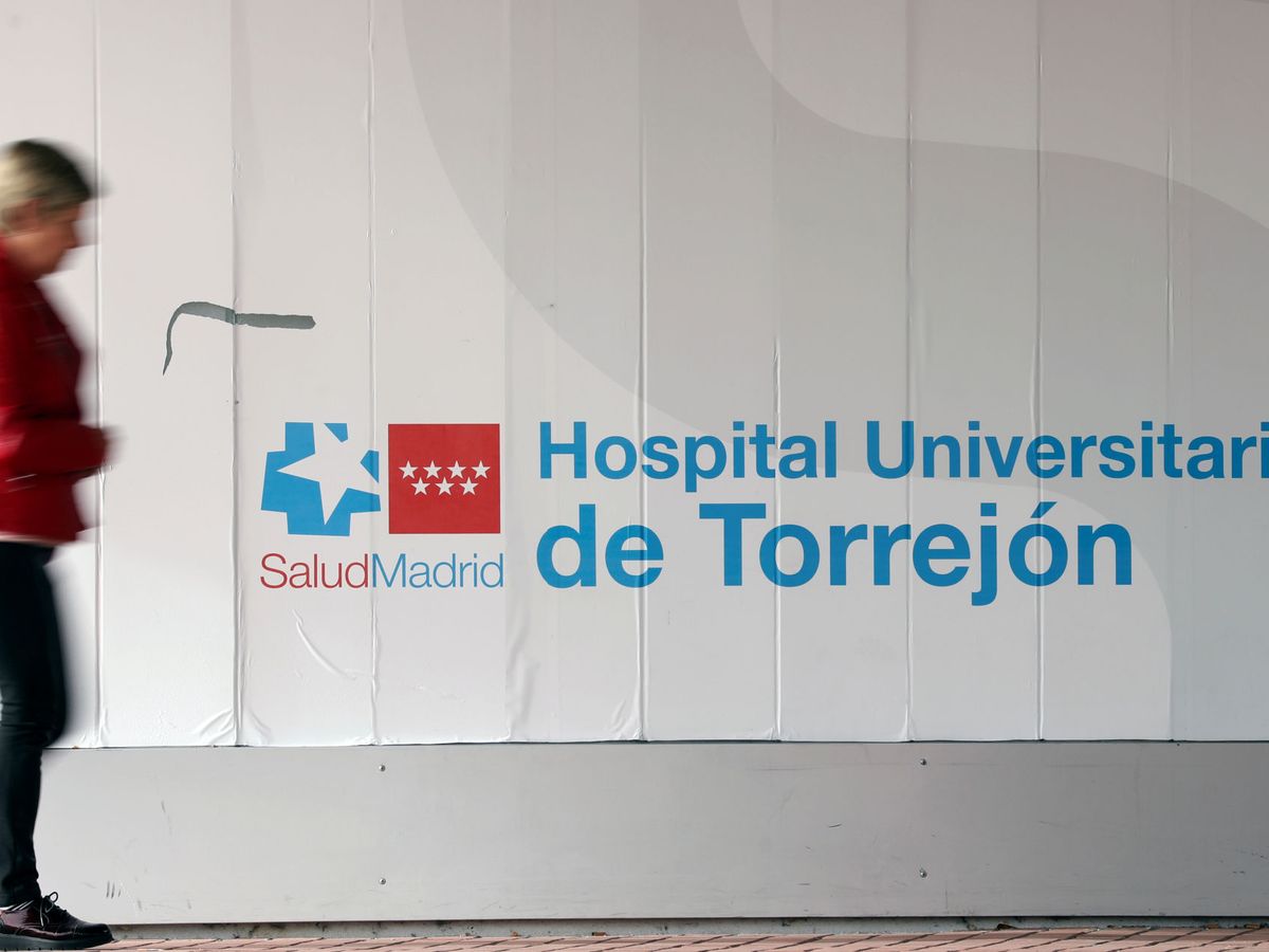 Foto: Una mujer pasa frente al Hospital de Torrejón, donde se han registrado casos de coronavirus. (Reuters)
