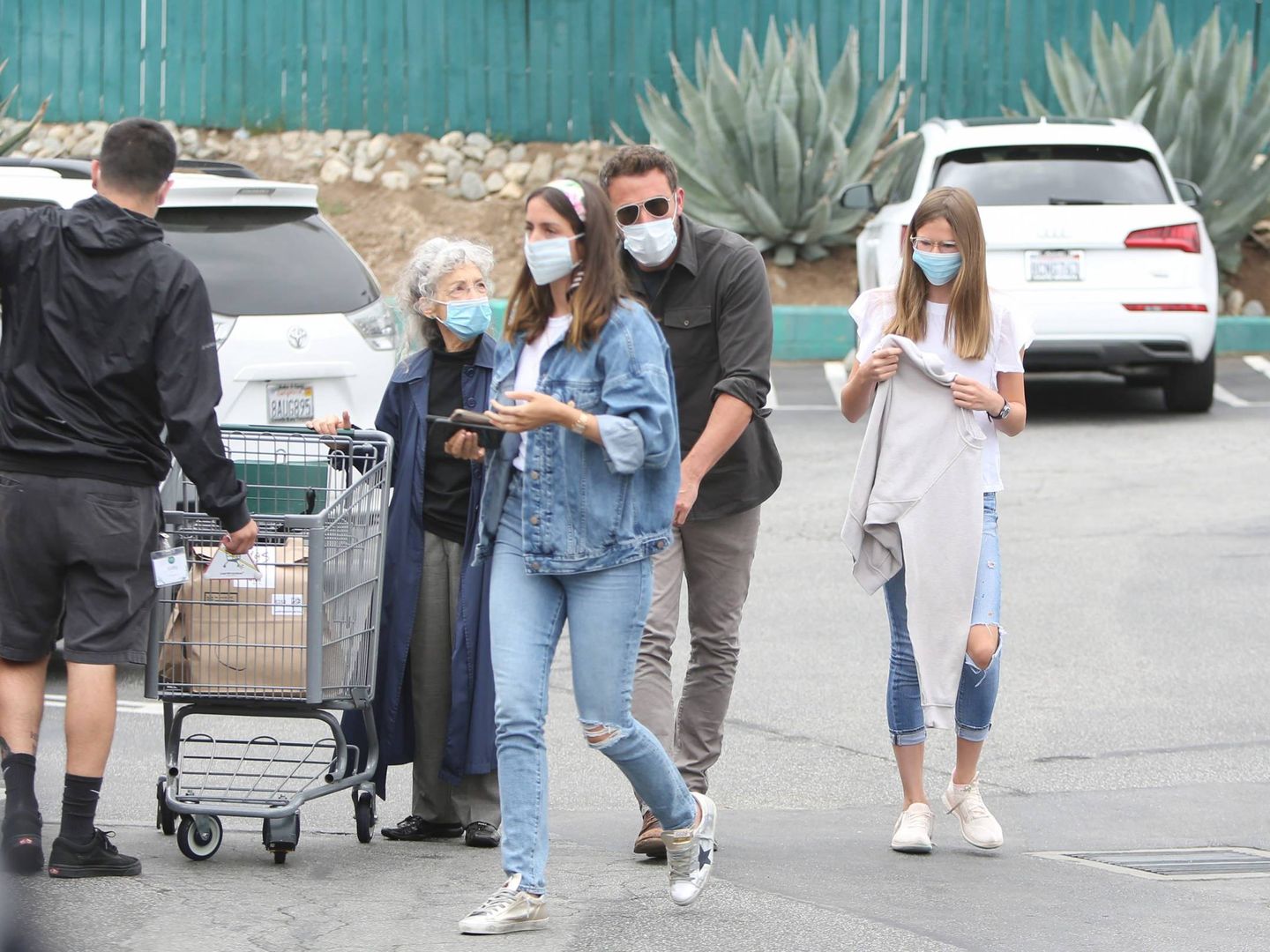 Ana de Armas, Ben Affleck y la hija del actor, Violet Affleck, de compras por Los Ángeles. (Cordon Press)