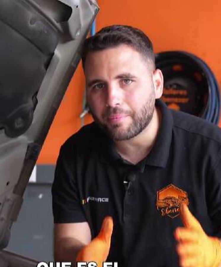 Juan José Ebenezer, mecánico: "Siempre hay uno de los aceites del coche que el 80% de las personas lo cambia mal"