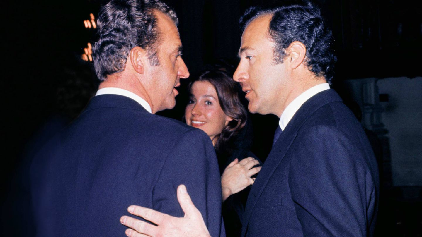 Alfonso de Borbón charla con el rey Juan Carlos, en presencia de Carmen Martínez-Bordiú. (Getty)