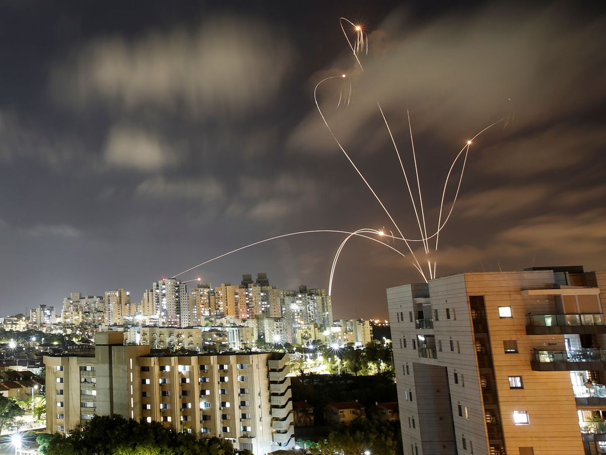 Foto: La Cúpula de Hierro de Israel interceptando los cohetes lanzados desde la Franja de Gaza. (Reuters)