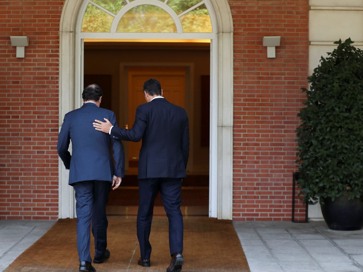 El presidente del Gobierno, Mariano Rajoy, y el líder socialista, Pedro Sánchez, en la Moncloa. (Reuters)