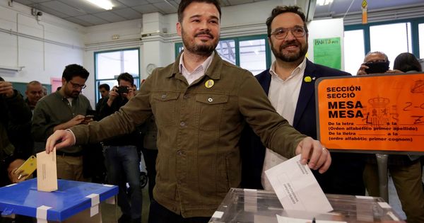 Foto: El candidato de ERC al Congreso Gabriel Rufián ejerce su derecho a voto en la escuela Ribatallada de Sabadell (Barcelona). (EFE)
