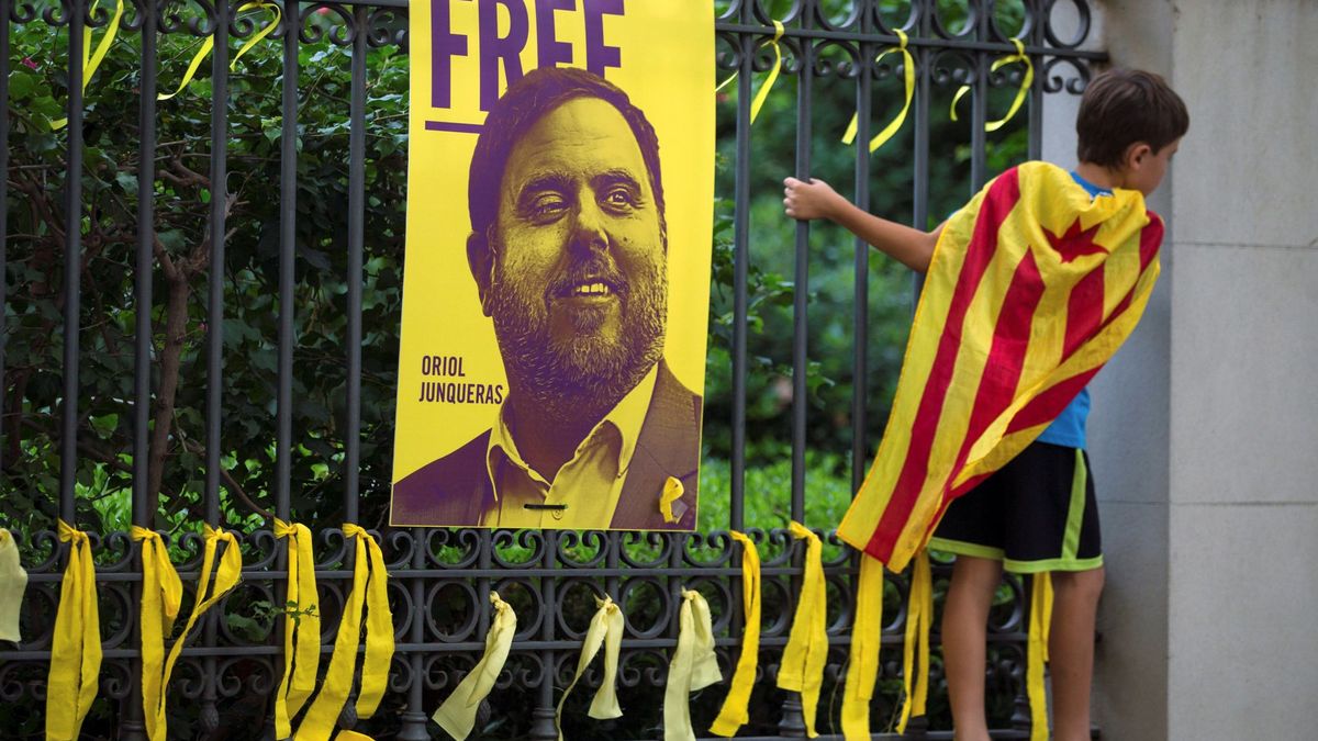 "Mándame un WhatsApp o un email": catalanes se unen para denunciar los lazos