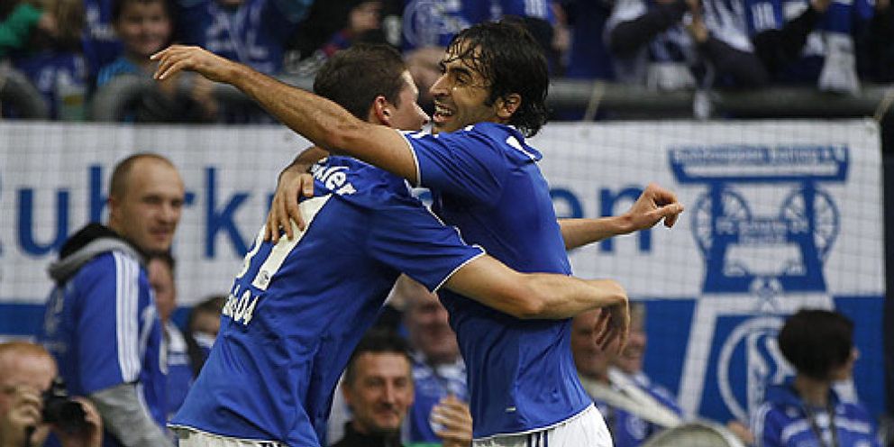 Foto: Raúl pone en pie hasta al presidente del Schalke 04 en su aniversario futbolístico