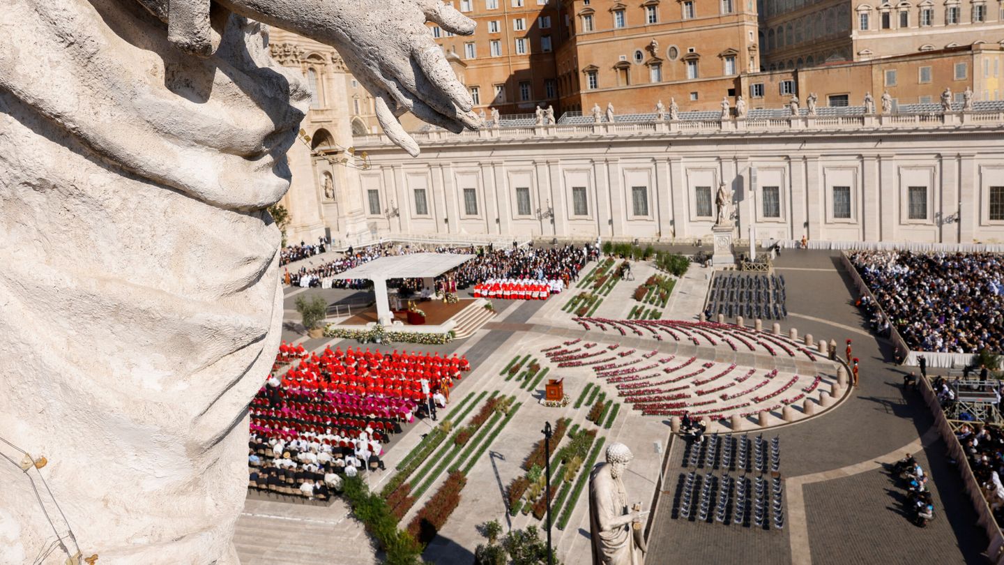 Cardenales asisten a una ceremonia de consistorio para elevar a prelados católicos romanos al rango de cardenal encabezada por el papa Francisco. (Reuters/Remo Casilli)