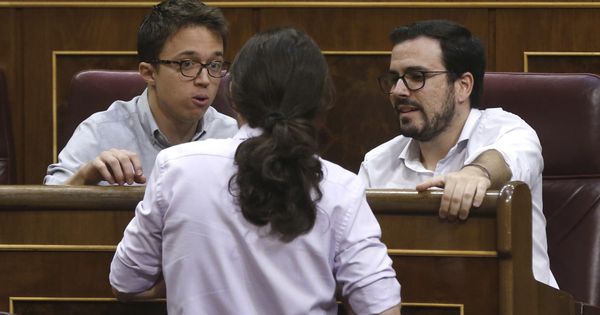 Foto: Íñigo Errejón, Pablo Iglesias y Alberto Garzón, de Unidos Podemos, conversan en un pleno del Congreso. (EFE)