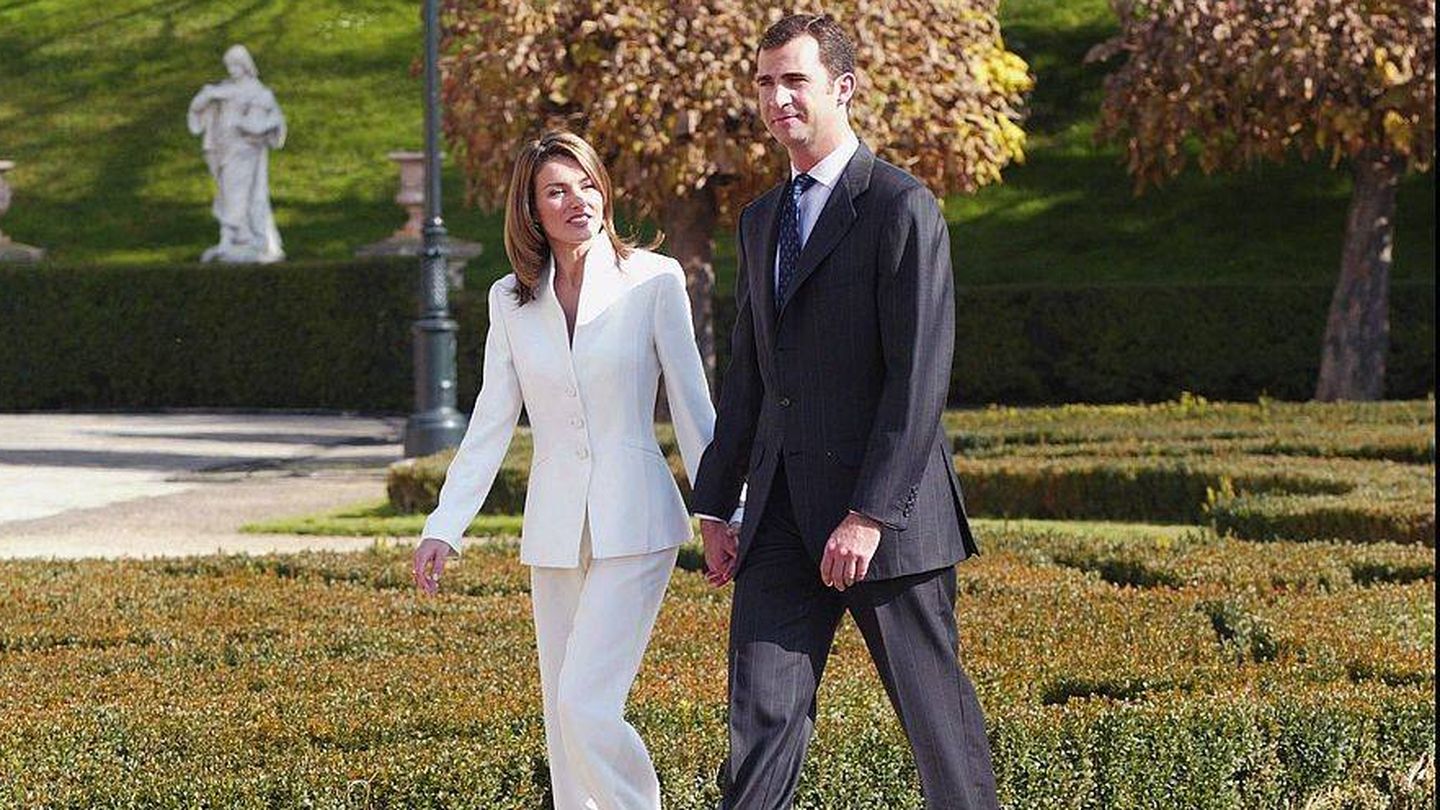 El por entonces príncipe Felipe y Letizia Ortiz en 2003, el día del anuncio de su compromiso matrimonial. (Getty)