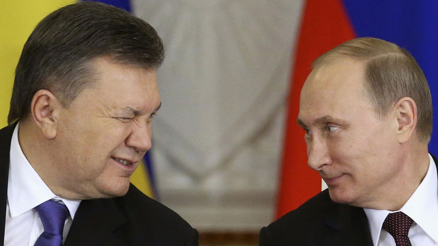 Yanukóvich guiña un ojo a Putin durante una reunión en Moscú.