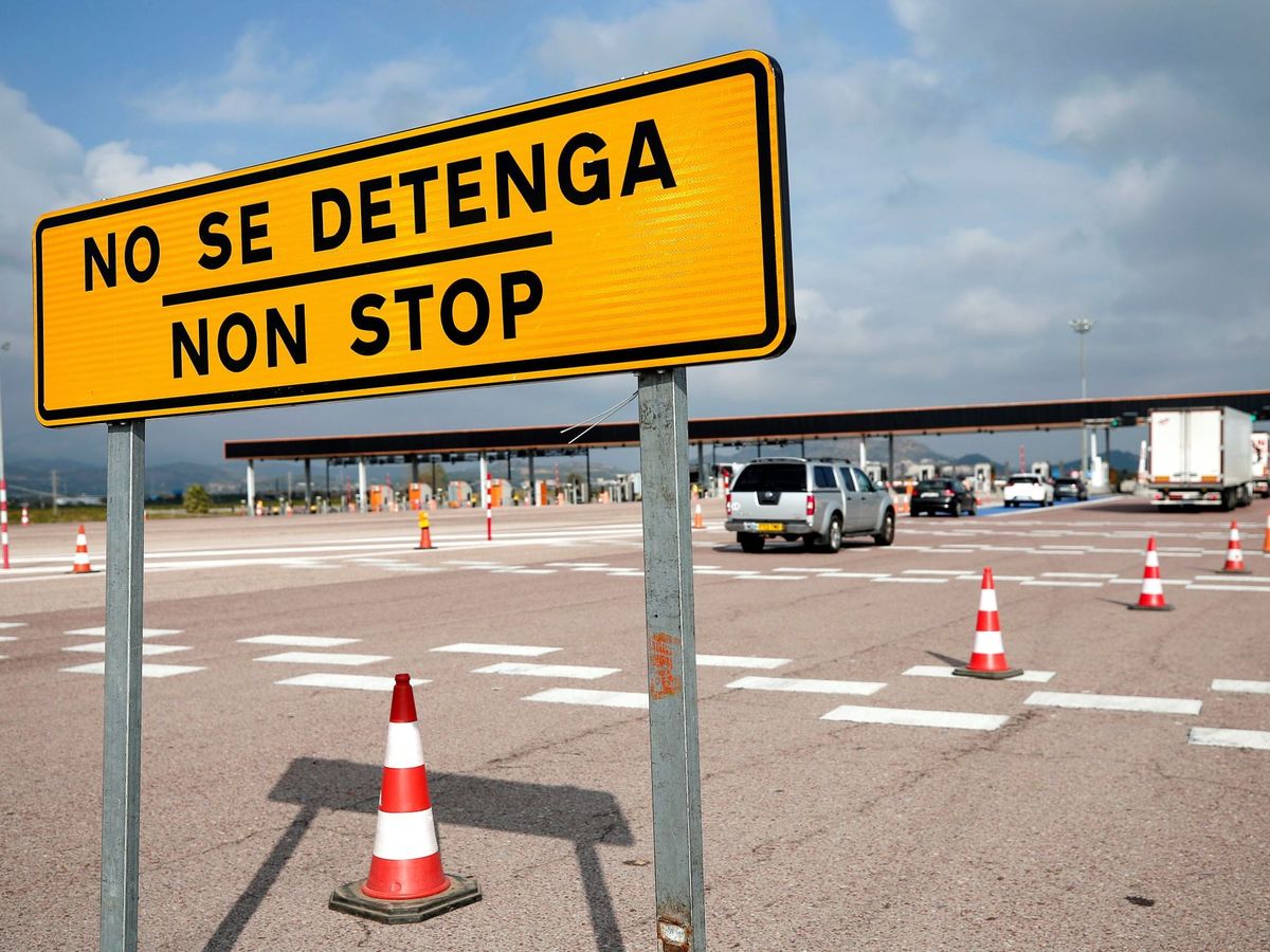 Foto: Una señal avisa de que las barreras de la autopista AP-7 están abiertas. (EFE)