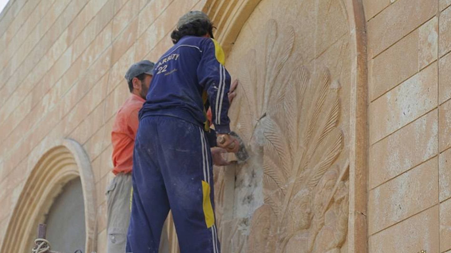 Trabajadores del ISIS destruyen los relieves no islámicos en las paredes del hotel, en el vídeo promocional hecho por el grupo.