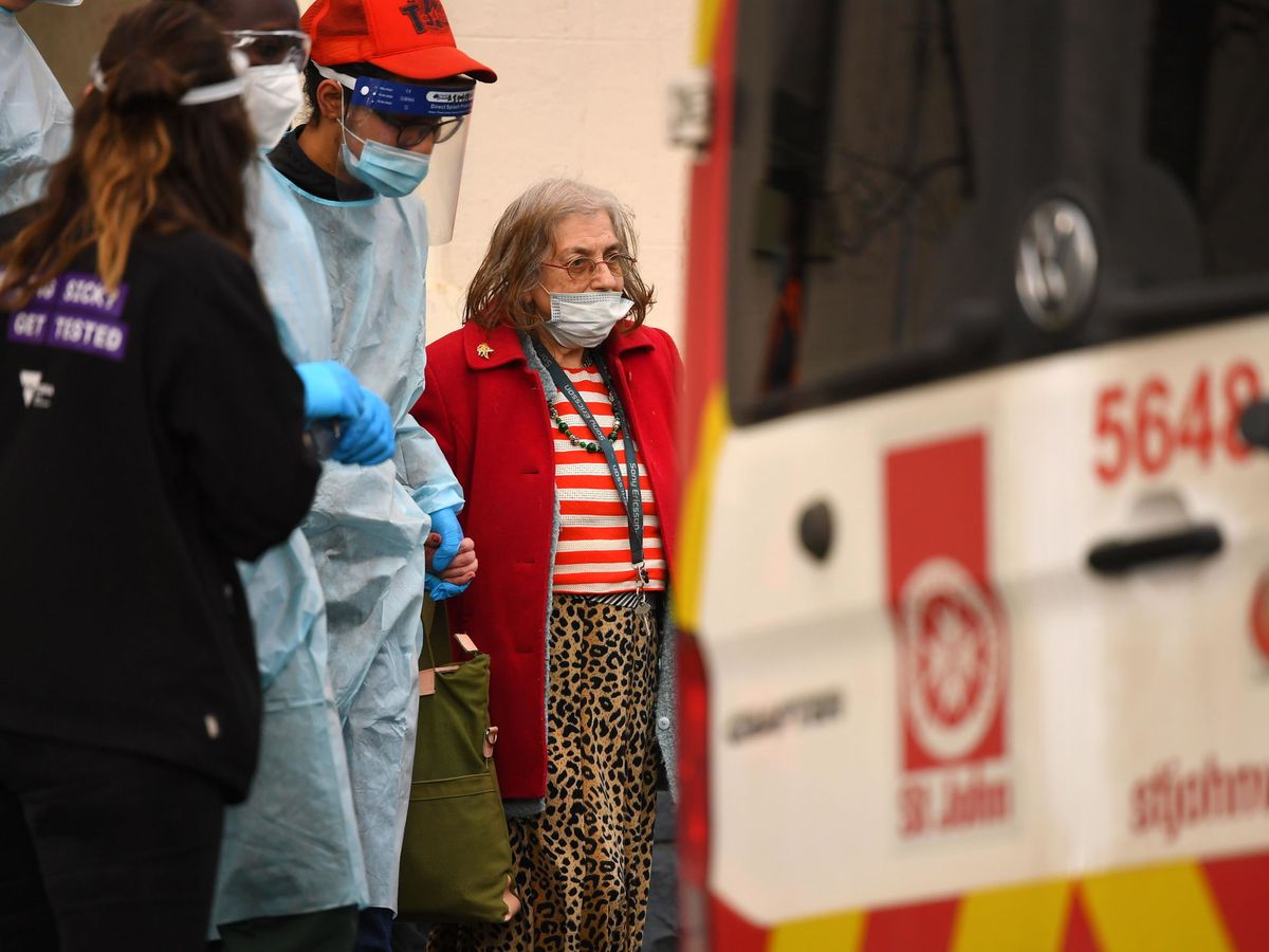 Foto: Una anciana es trasladada de una residencia a un hospital en Melbourne. (EFE)