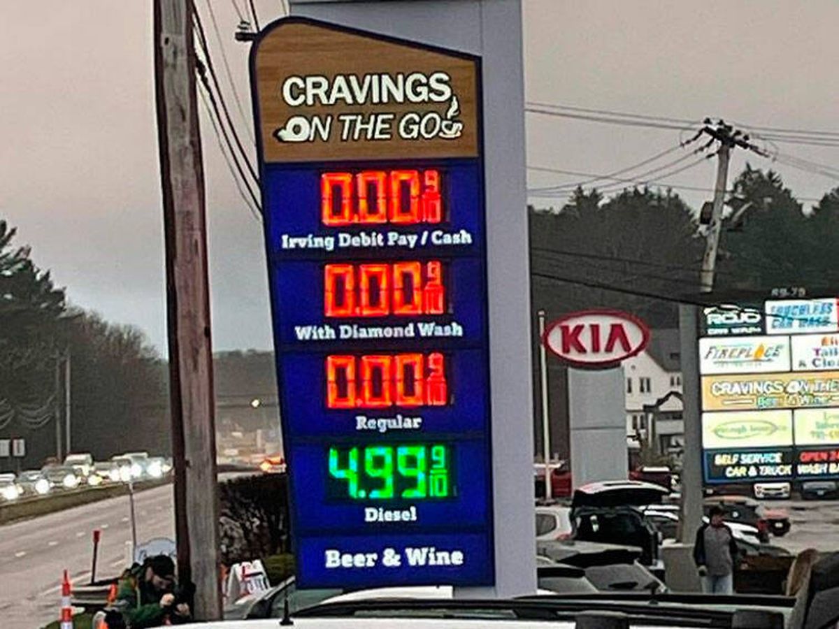 Foto: El precio de la gasolina se redujo a 0 mientras duró la promoción (Instagram/Ernie Boch Jr.)