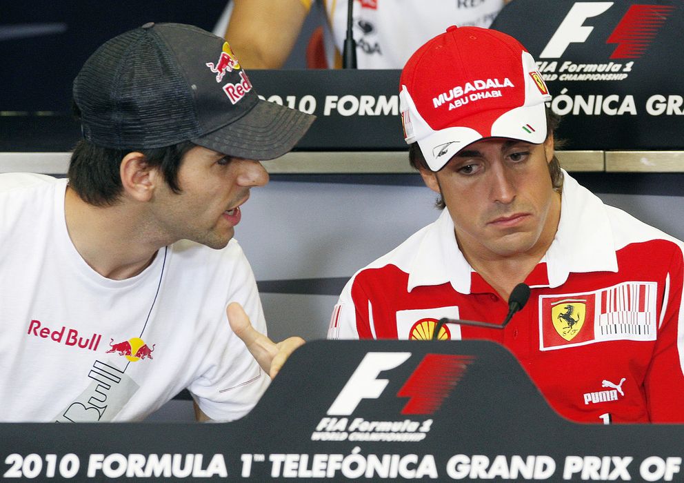 Foto: Jaime Alguersuari y Fernando Alonso en la carrera de Valencia de 2010.