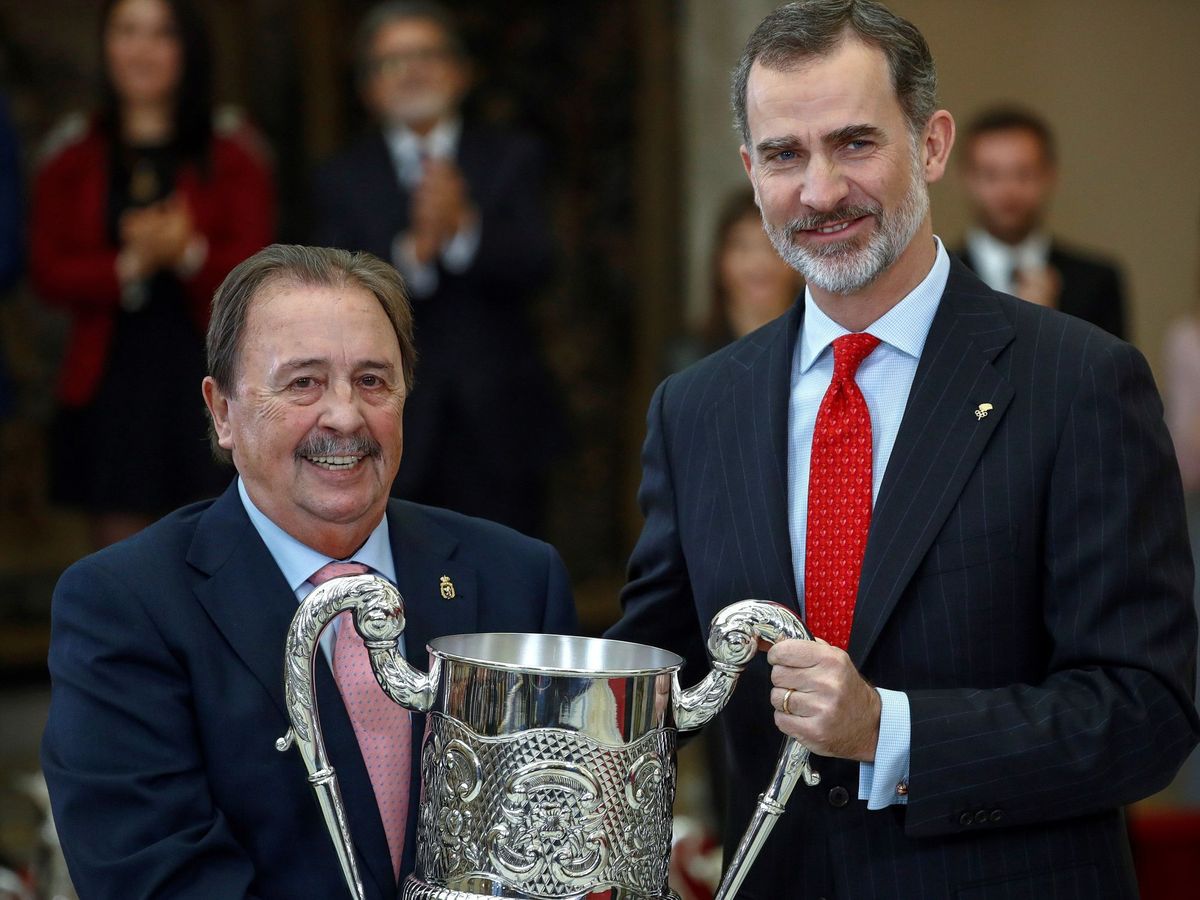 Foto: Juan de Dios Román recibe el Premio Nacional Francisco Ochoa entregado por el rey Felipe VI. (Efe)
