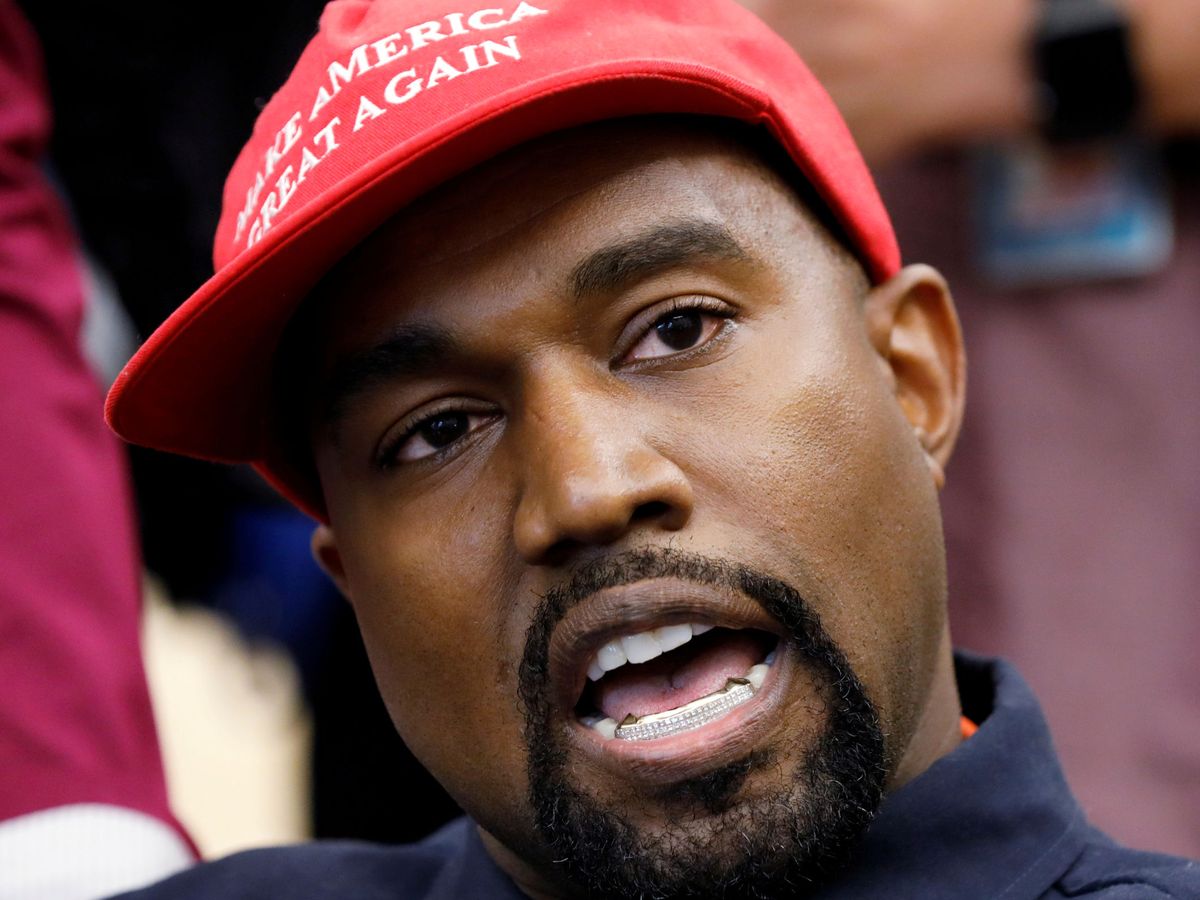 Foto: Kanye West se hará cargo de la universidad de la hija de George Floyd (Reuters/Kevin Lamarque)