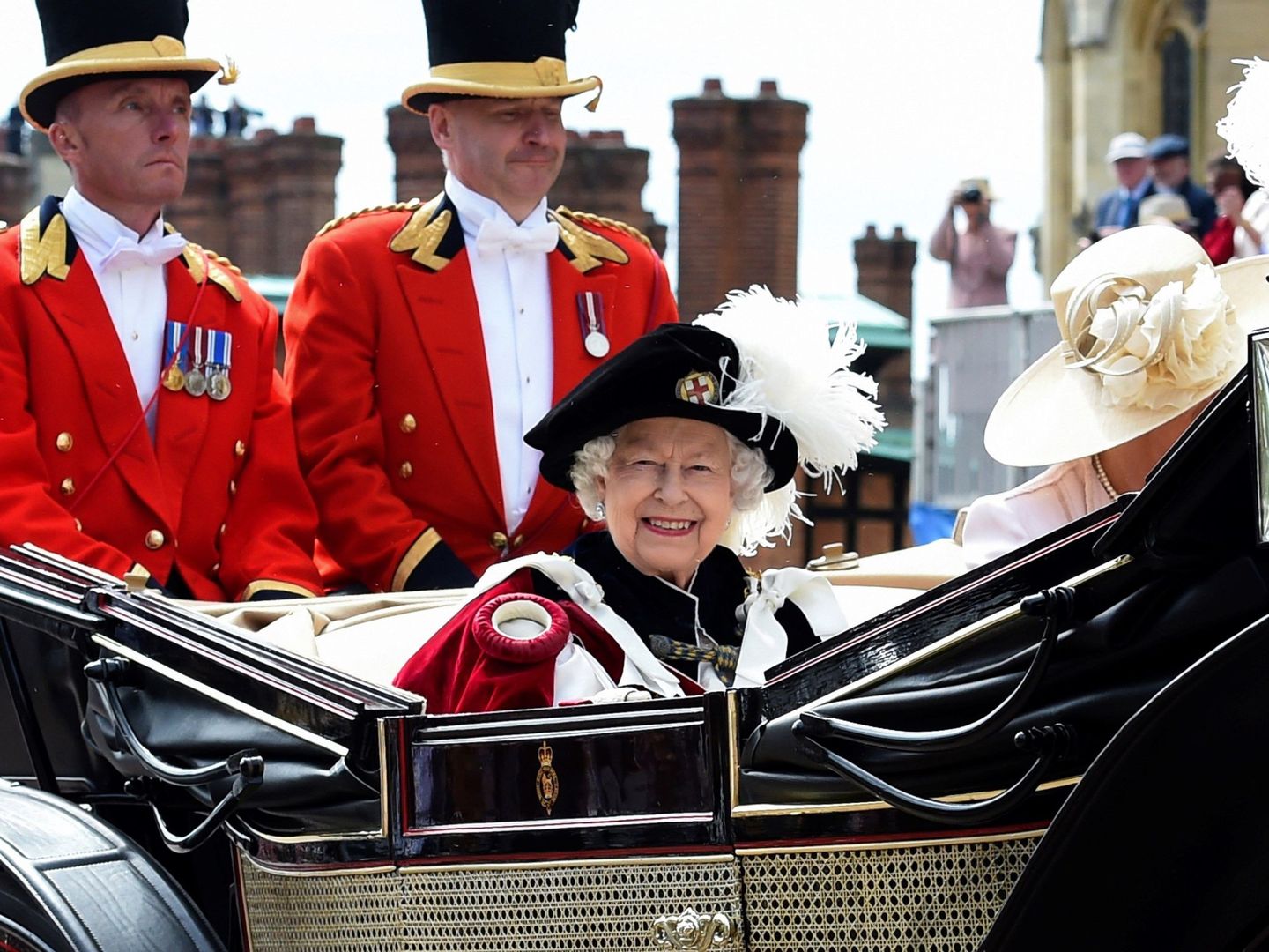 La reina Isabel II en junio del año pasado cuando Felipe VI fue investido caballero. (EFE)