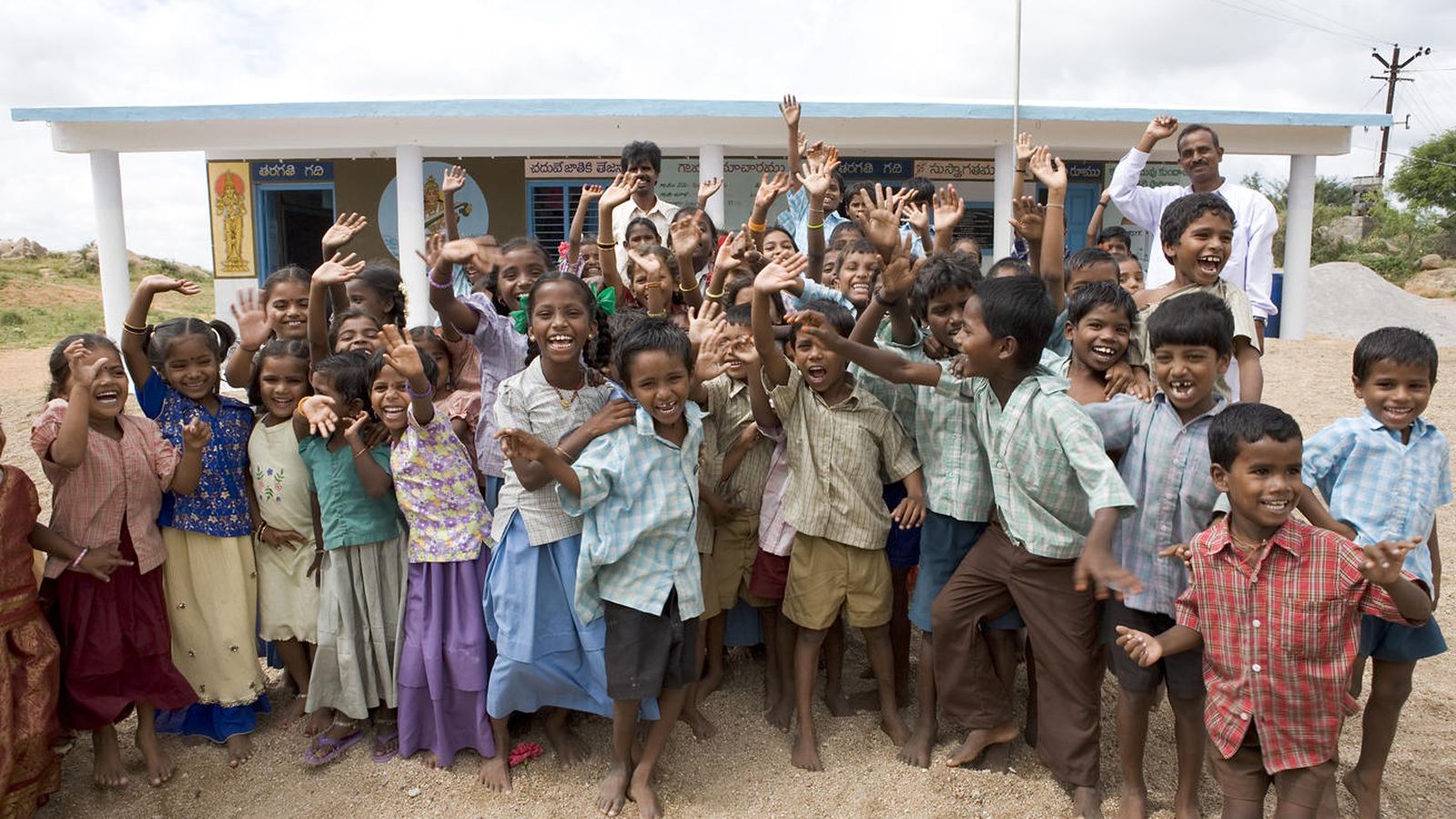 Foto: Decenas de niños de Anantapur (India) se aprovechan del proyecto futbolístico impulsado por la Fundación Vicente Ferrer (FOTO: fundacionvicenteferrer.org)