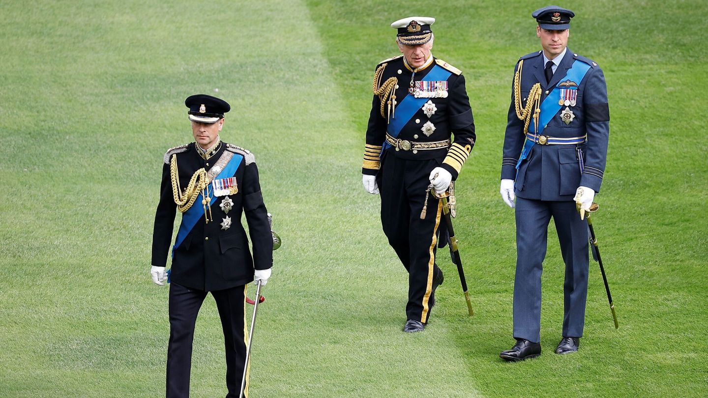 El rey británico Carlos, Guillermo, príncipe de Gales y el príncipe Eduardo pasean por el castillo de Windsor. (Reuters/Pool/Peter Nicholls)